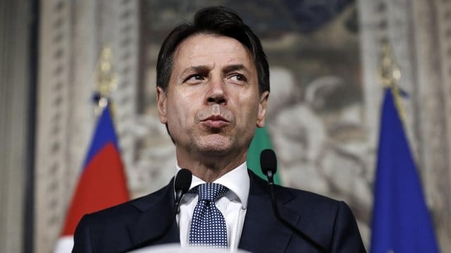 Der designierte italienische Regierungschef Giuseppe Conte spricht in Rom zu Journalisten. Der designierte italienische Regierungschef Giuseppe Conte spricht in Rom zu Journalisten.