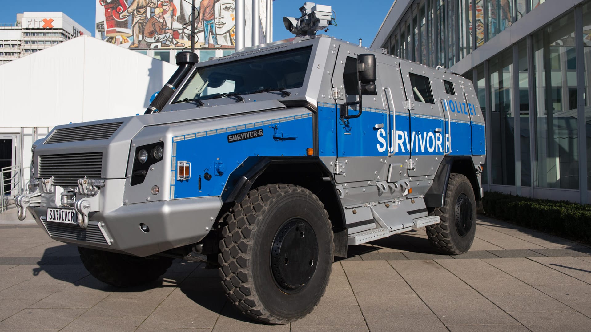 Das Sondereinsatzfahrzeug Survivor R: Der Panzer wiegt 17 Tonnen.