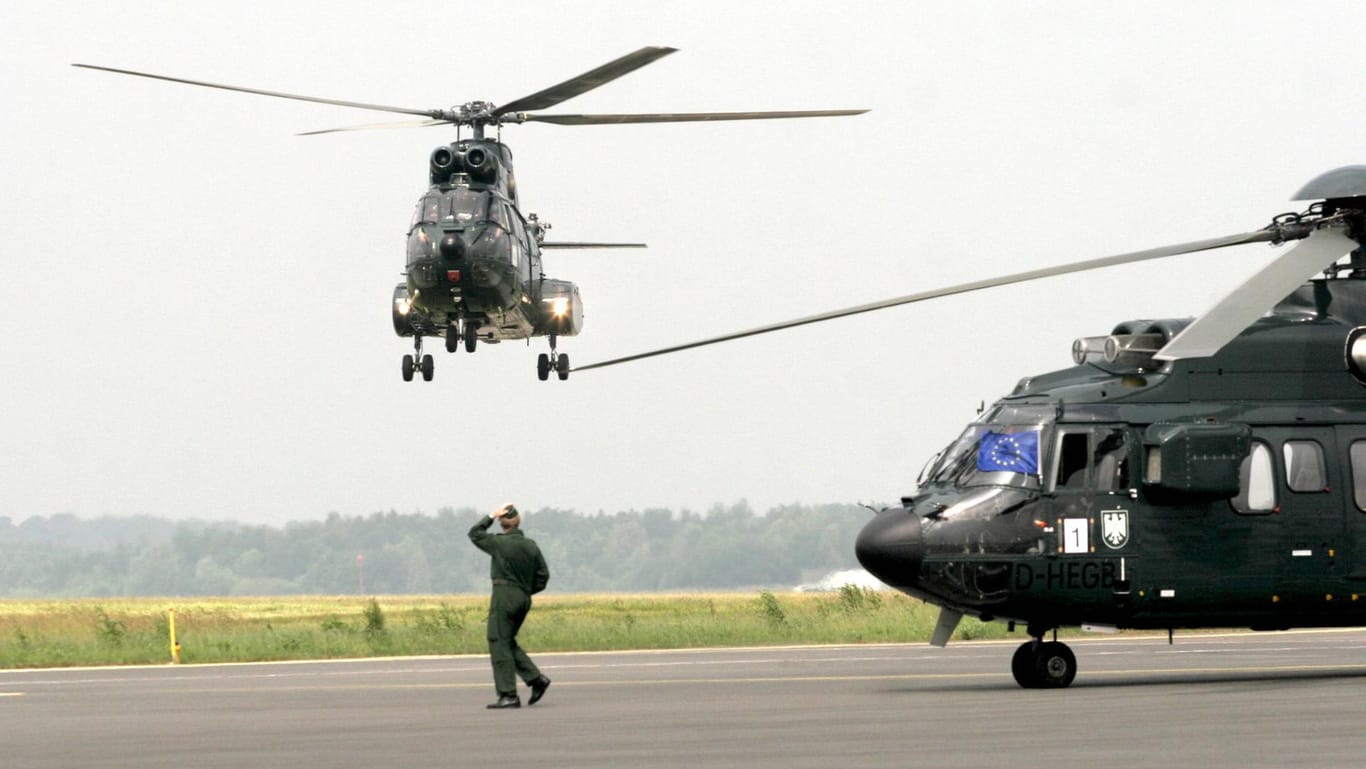 Hubschrauber vom Typ AS-332L1 Super Puma: Er ist der größte von den Polizeihelikoptern.