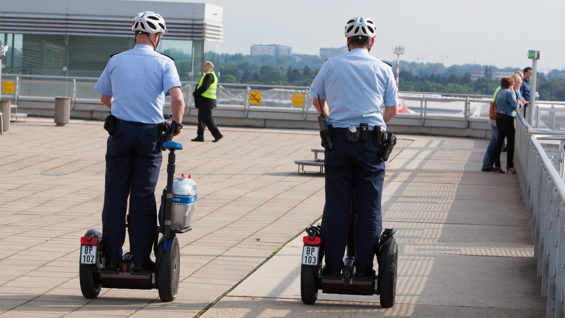 Beamten auf Segways: Die Roller sollen die Streife erleichtern.