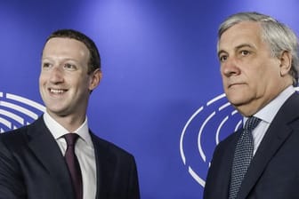 Mark Zuckerberg (L) zusammen mit EU-Parlamentspräsident Antonio Tajani.