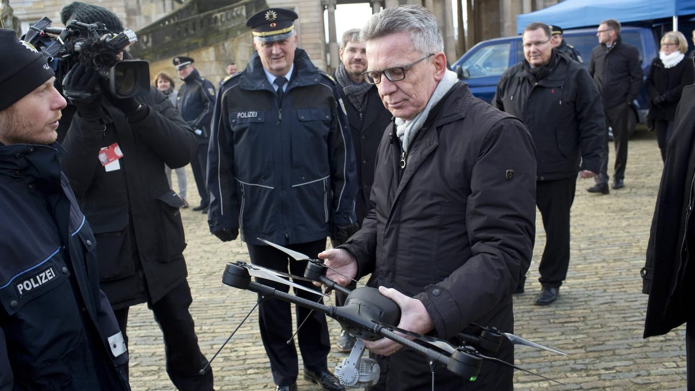 Der ehemalige Innenminister Thomas de Maizière hält eine Drohne: Diese soll insbesondere zur Personensuche eingesetzt werden.
