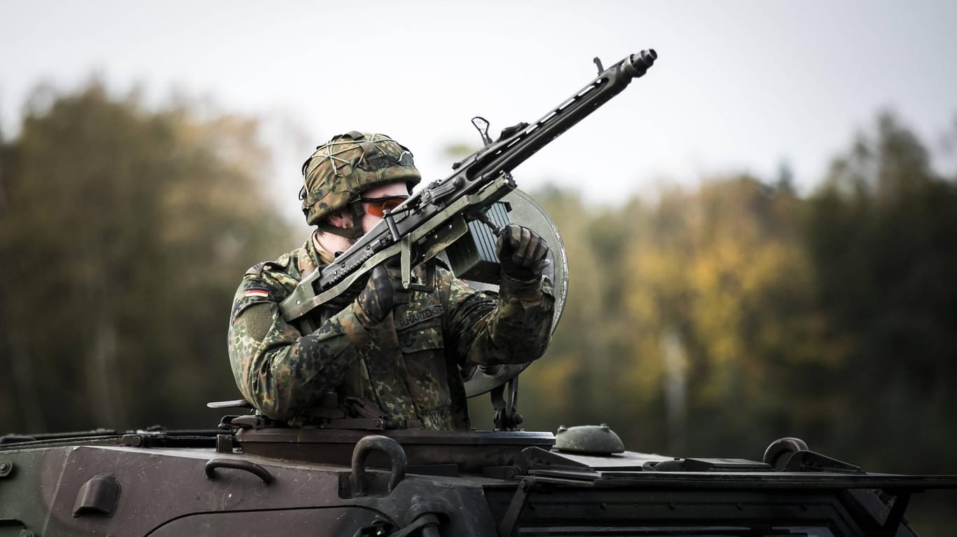 Soldat mit Maschinengewehr MG3: Sechs dieser Kriegswaffen sind seit 2010 aus Bundeswehrbeständen verschwunden.