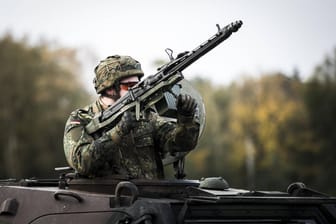 Soldat mit Maschinengewehr MG3: Sechs dieser Kriegswaffen sind seit 2010 aus Bundeswehrbeständen verschwunden.