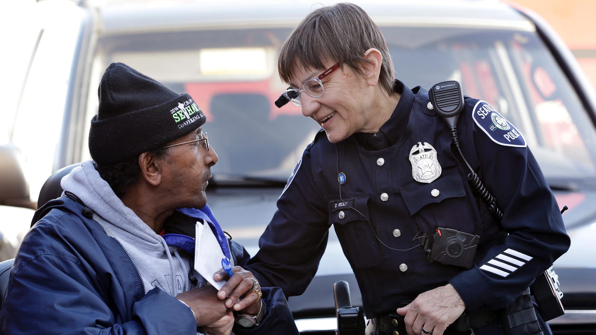 Amazon-Gesichtserkennung im Einsatz: Die US-Polizistin trägt an ihrer Brille eine Kamera. Amazon-Gesichtserkennung im Einsatz: Die US-Polizistin trägt an ihrer Brille eine Kamera.