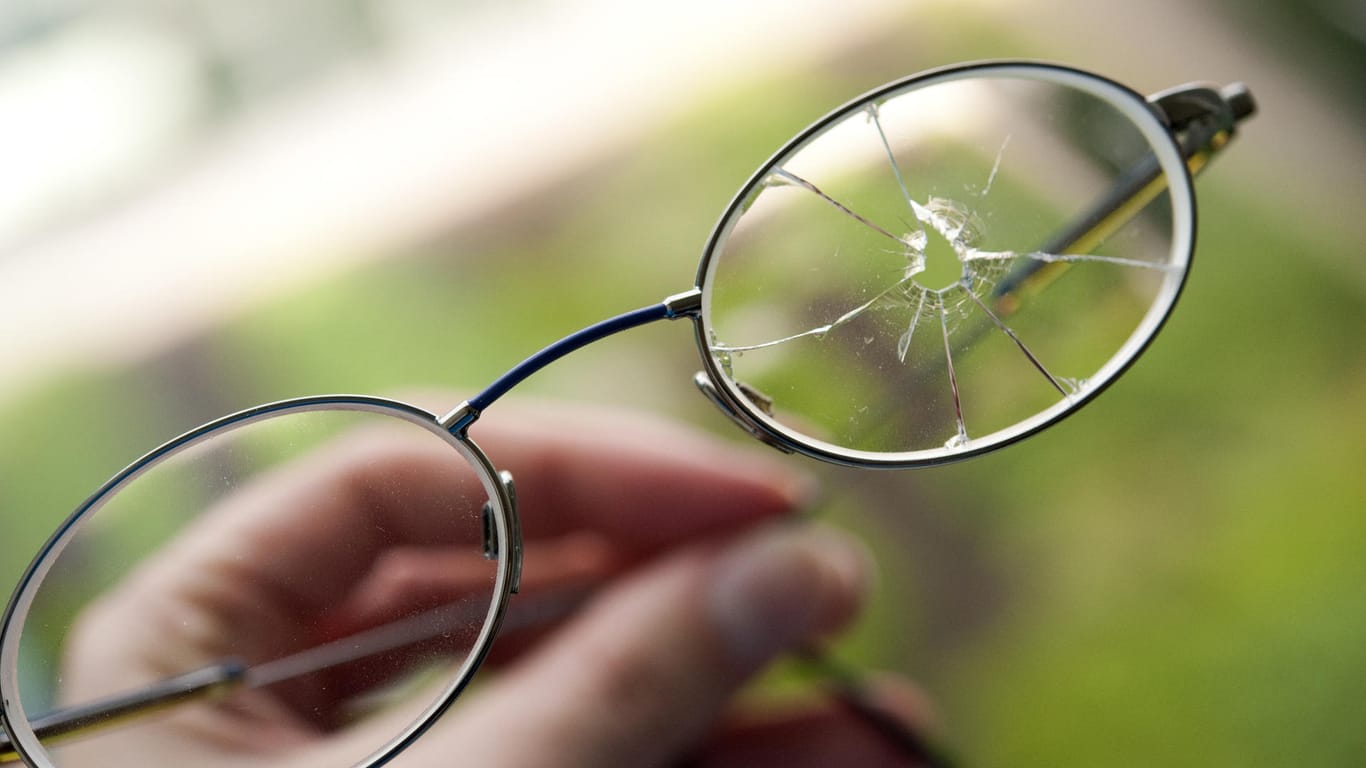 Brillenzusatzversicherungen: Die Vesicherung, die bei einer zerbrochenen Brille einspringt, lohnt sich nicht in jedem Fall.