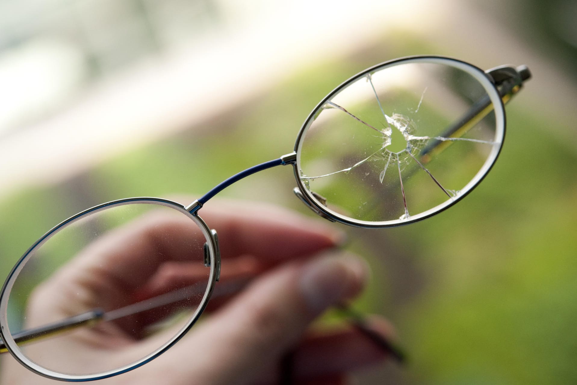 Brillenzusatzversicherungen: Die Vesicherung, die bei einer zerbrochenen Brille einspringt, lohnt sich nicht in jedem Fall.