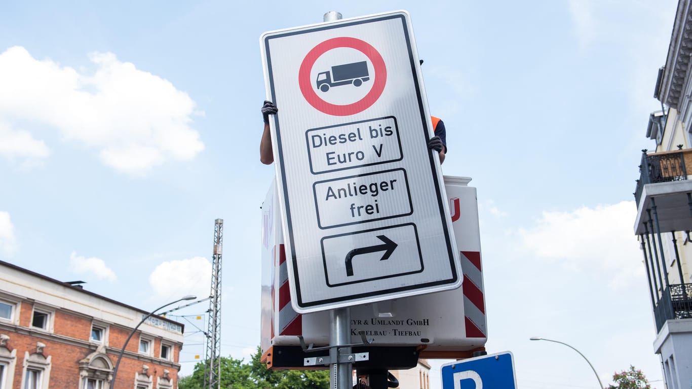 Hamburg: Ein Fahrverbotsschild für Lastwagen mit Diesel-Motor bis Euro 5 wird an der Max-Brauer-Allee aufgehängt.