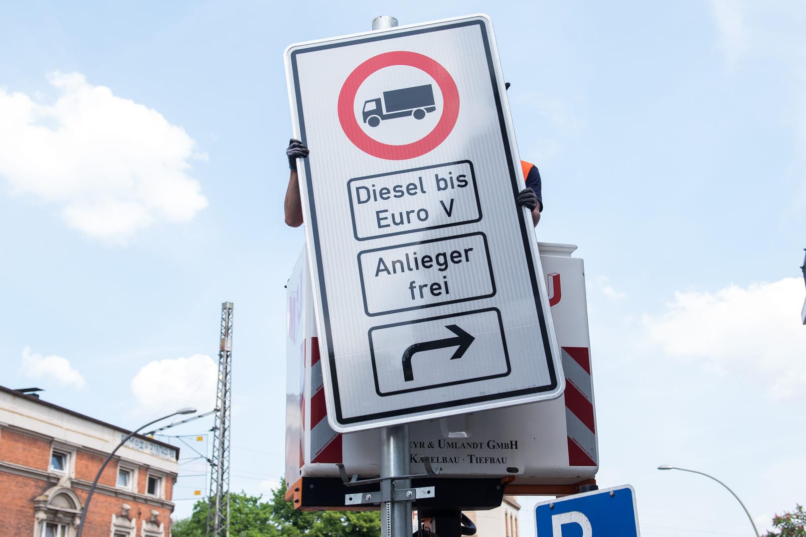 Hamburg: Ein Fahrverbotsschild für Lastwagen mit Diesel-Motor bis Euro 5 wird an der Max-Brauer-Allee aufgehängt.