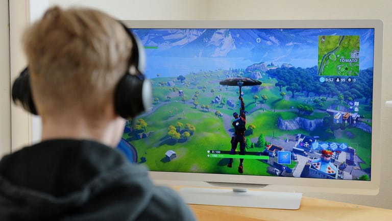 Ein Junge spielt "Fortnite": In dem Online-Spiel hat Überleben höchste Priorität.