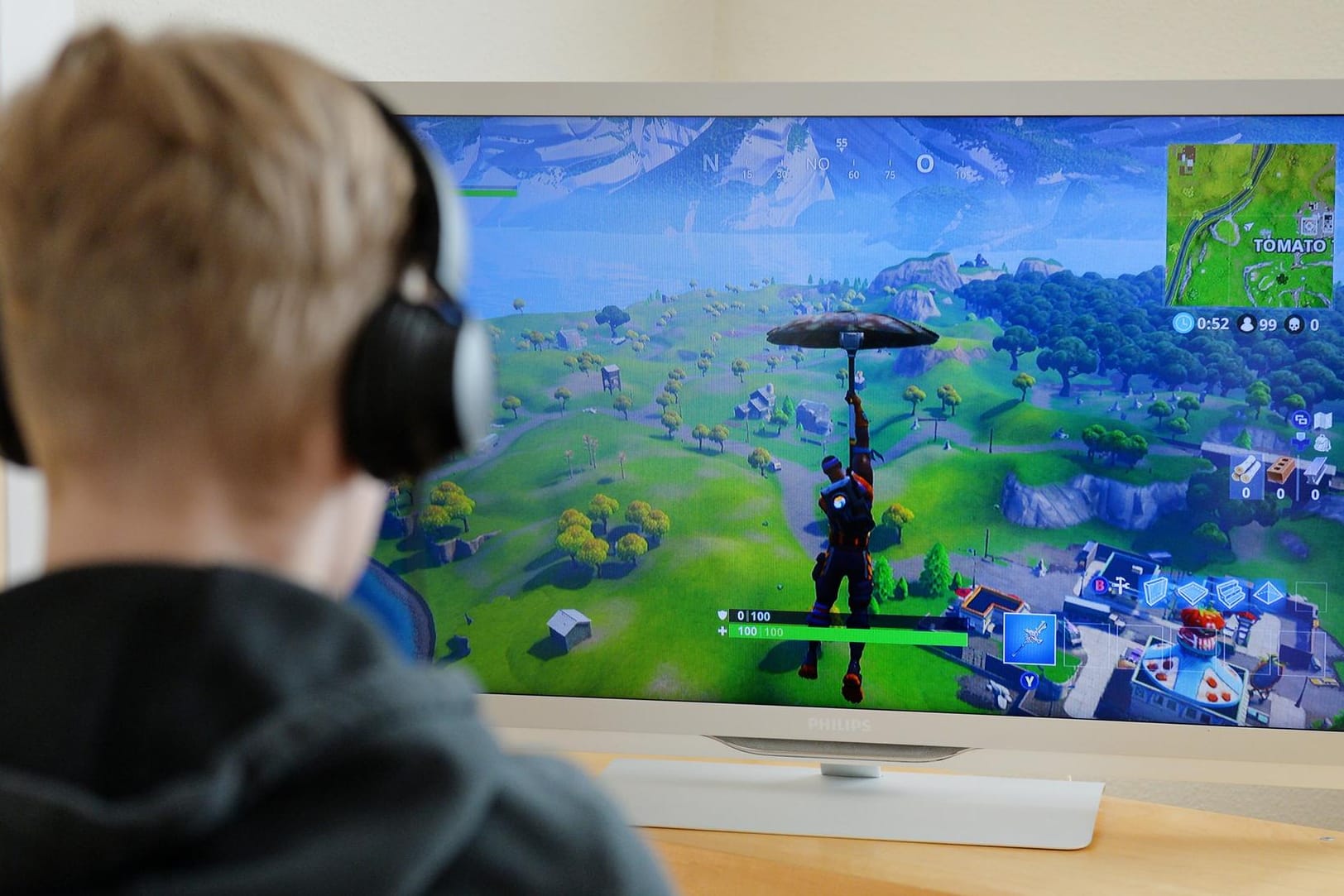 Ein Junge spielt "Fortnite": In dem Online-Spiel hat Überleben höchste Priorität.