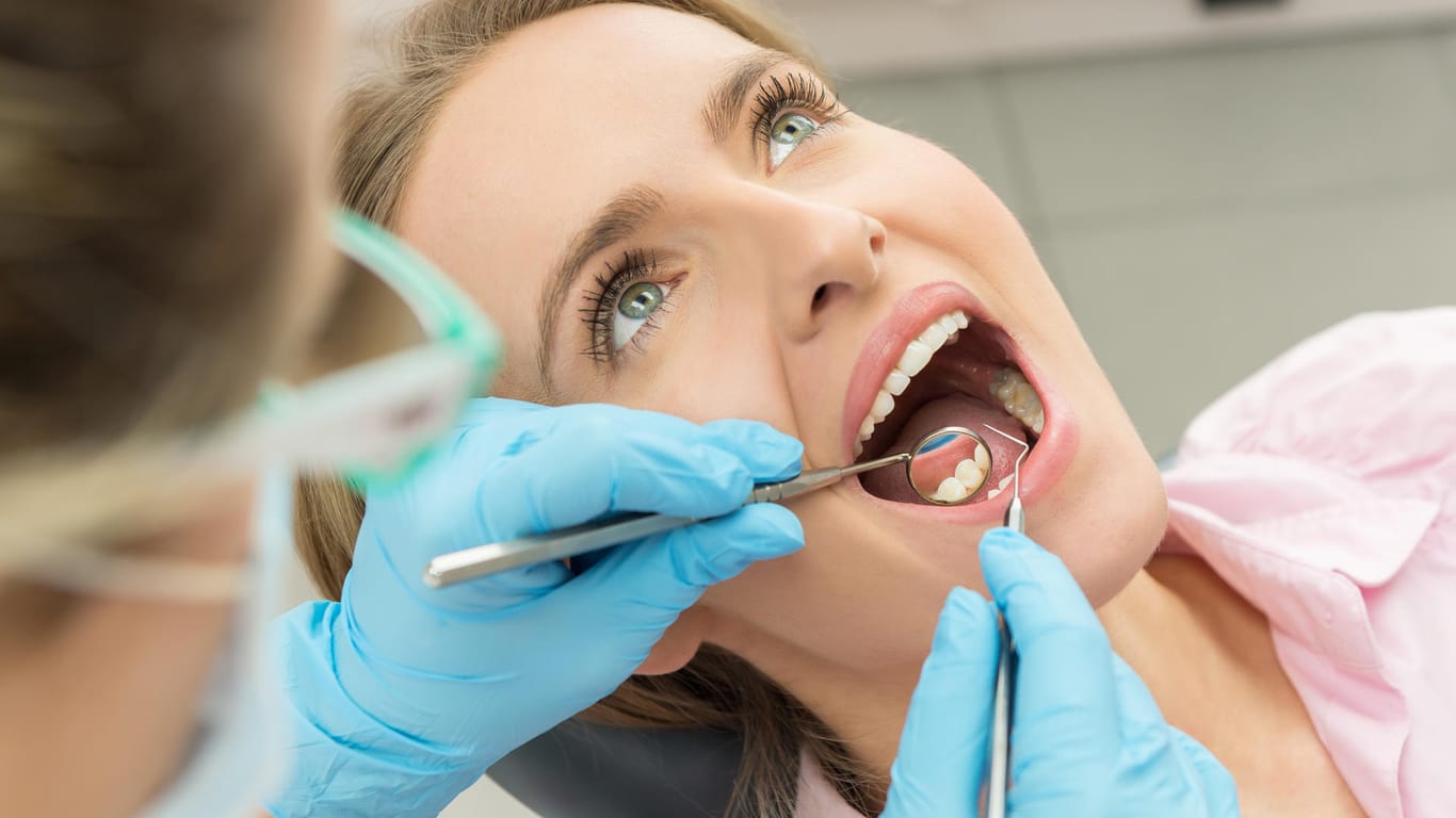 Zahnkronen: Nicht nur das Material ist entscheidend dafür, wie lange sie halten.