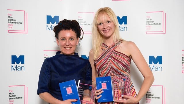 Die polnische Autorin Olga Tokarczuk (l), neben der Üersetzerin Jennifer Croft bei der Preisverleihung.