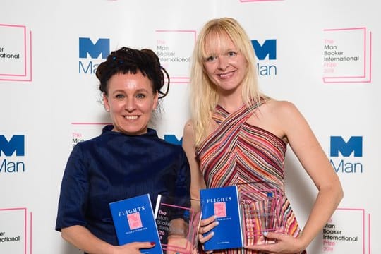 Die polnische Autorin Olga Tokarczuk (l), neben der Üersetzerin Jennifer Croft bei der Preisverleihung.