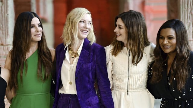 Die Schauspielerinnen Sandra Bullock (l-r), Cate Blanchett, Anne Hathaway und Mindy Kaling bei der Präsentation des Films "Ocean's 8".