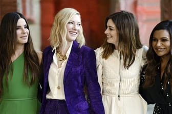 Die Schauspielerinnen Sandra Bullock (l-r), Cate Blanchett, Anne Hathaway und Mindy Kaling bei der Präsentation des Films "Ocean's 8".