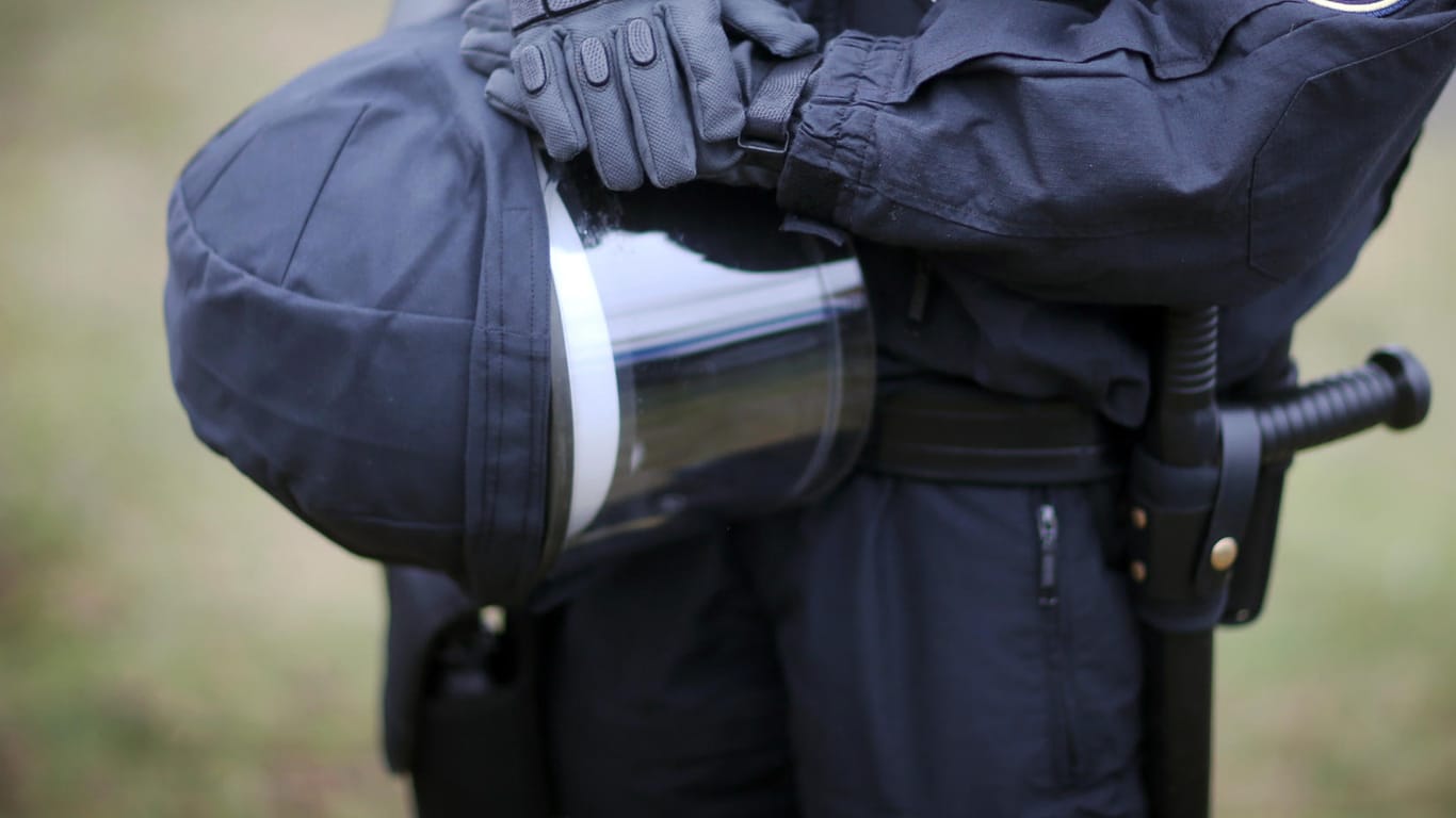Ein Polizist der Bereitschaftspolizei mit Schutzkleidung und Schlagstock: Gegen Berliner Beamte werden schwere Vorwürfe aufgrund eines Einsatzes gegen Jugendliche laut.