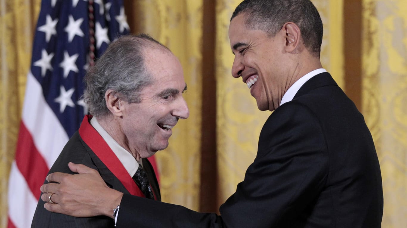 Der damalige US-Präsident Barack Obama zeichnet Philip Roth 2011 mit der "National Humanities Medal" aus. Der Preis wird an Personen und Organisationen vergeben, die das Verständnis für Geisteswissenschaften erweitern.