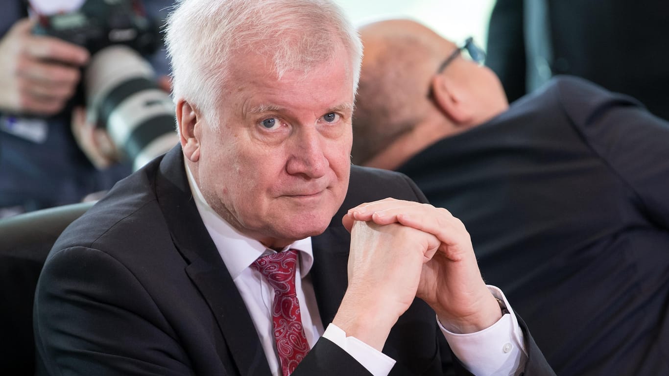 Horst Seehofer bei einer Kabinettssitzung: Der Innenminister verbietet der Bremer Außenstelle des Bamf, Entscheidungen über Asylanträge zu treffen.