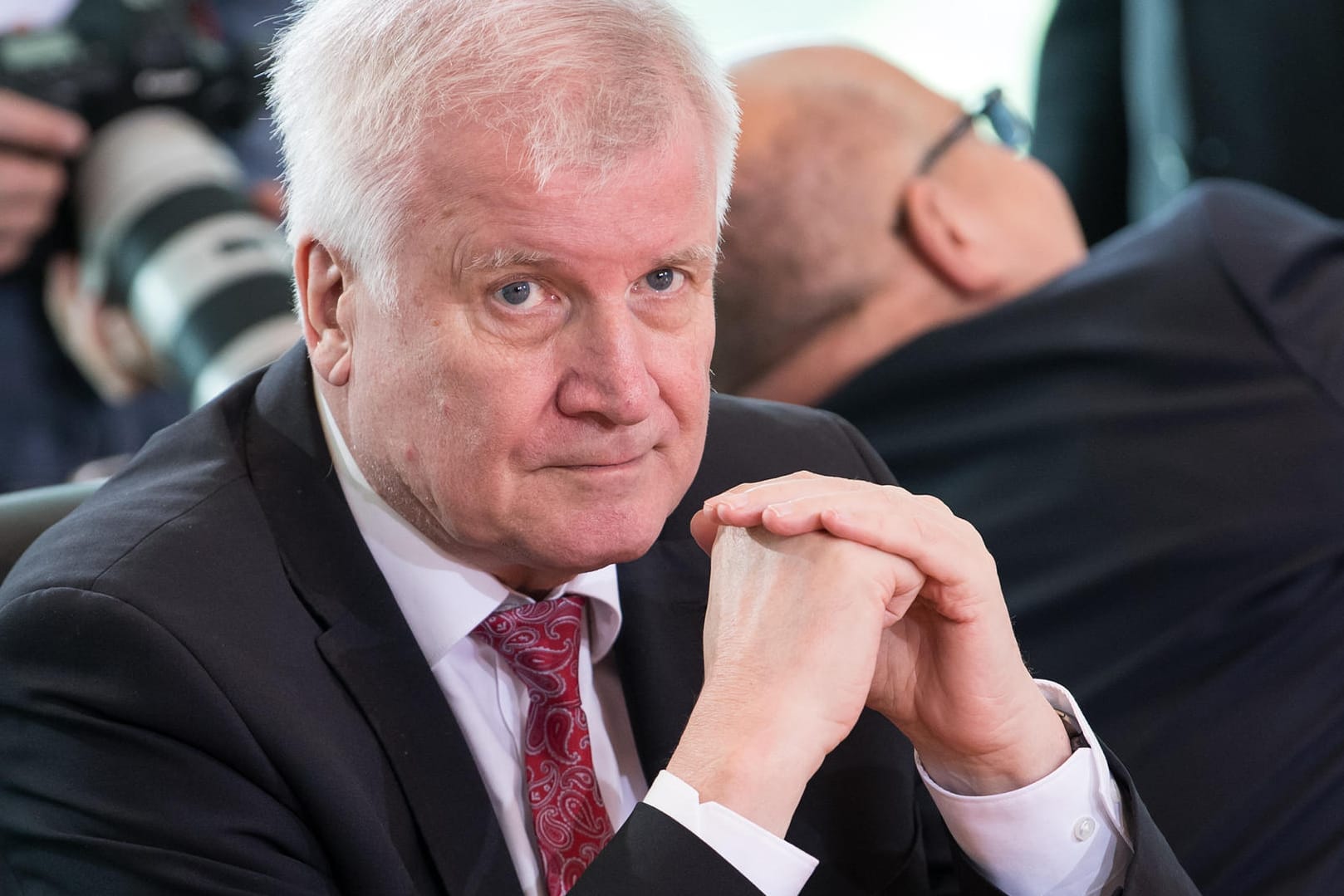 Horst Seehofer bei einer Kabinettssitzung: Der Innenminister verbietet der Bremer Außenstelle des Bamf, Entscheidungen über Asylanträge zu treffen.