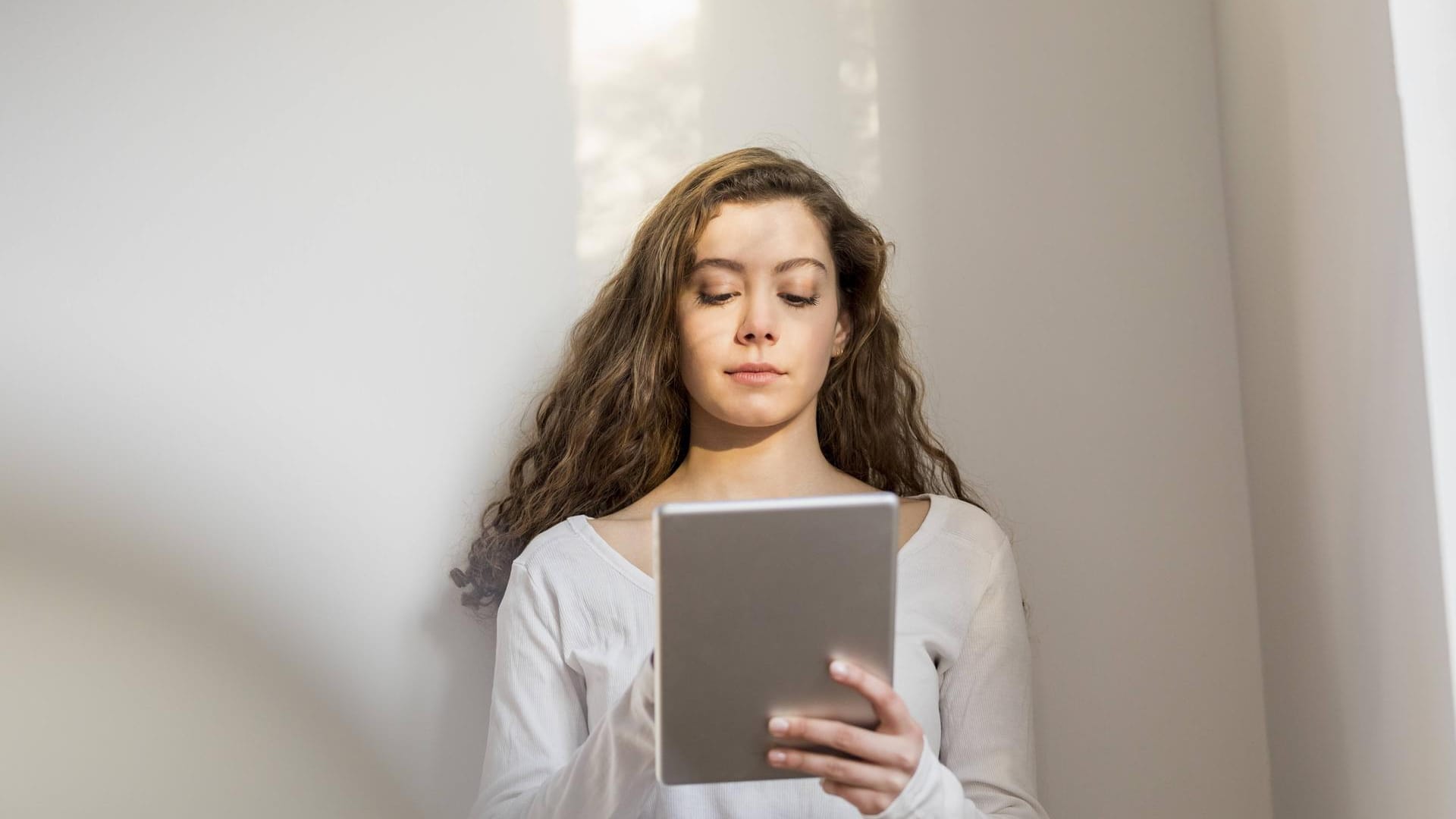 Junge Frau mit Tablet Junge Frau mit Tablet