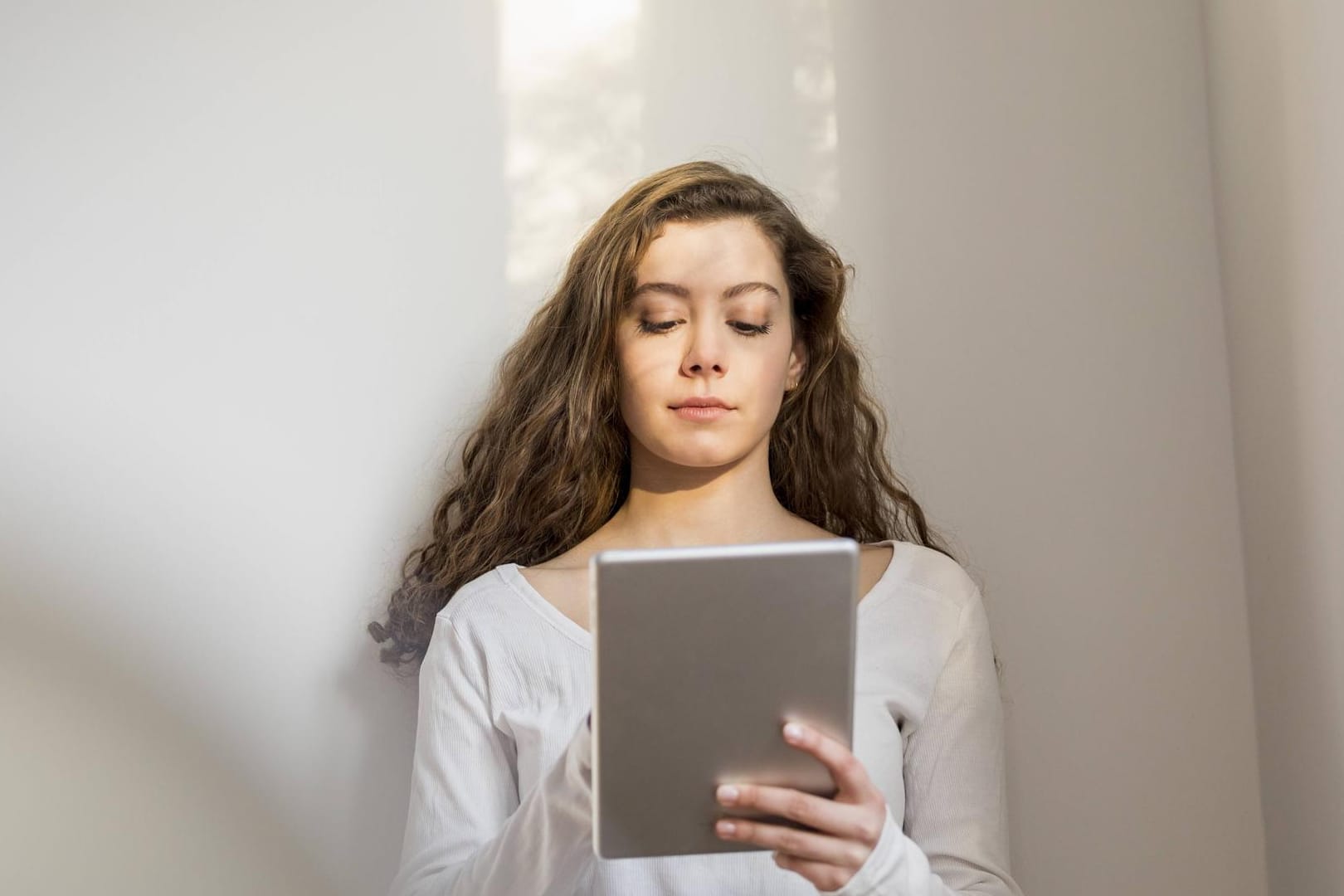 Junge Frau mit Tablet