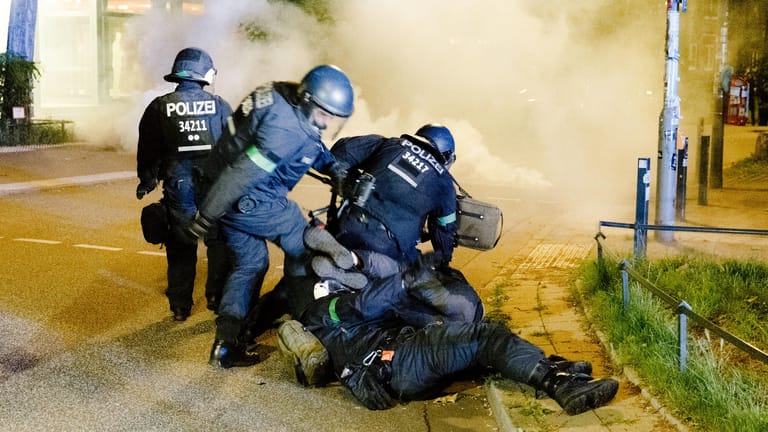 Eine Festnahme bei der "Welcome to Hell"-Demo in Hamburg: Die Polizei ging rigoros gegen Autonome Anti-G20 Demonstranten vor. Bei Protesten waren im Hamburg ganze Ladenzeilen verwüstet worden.