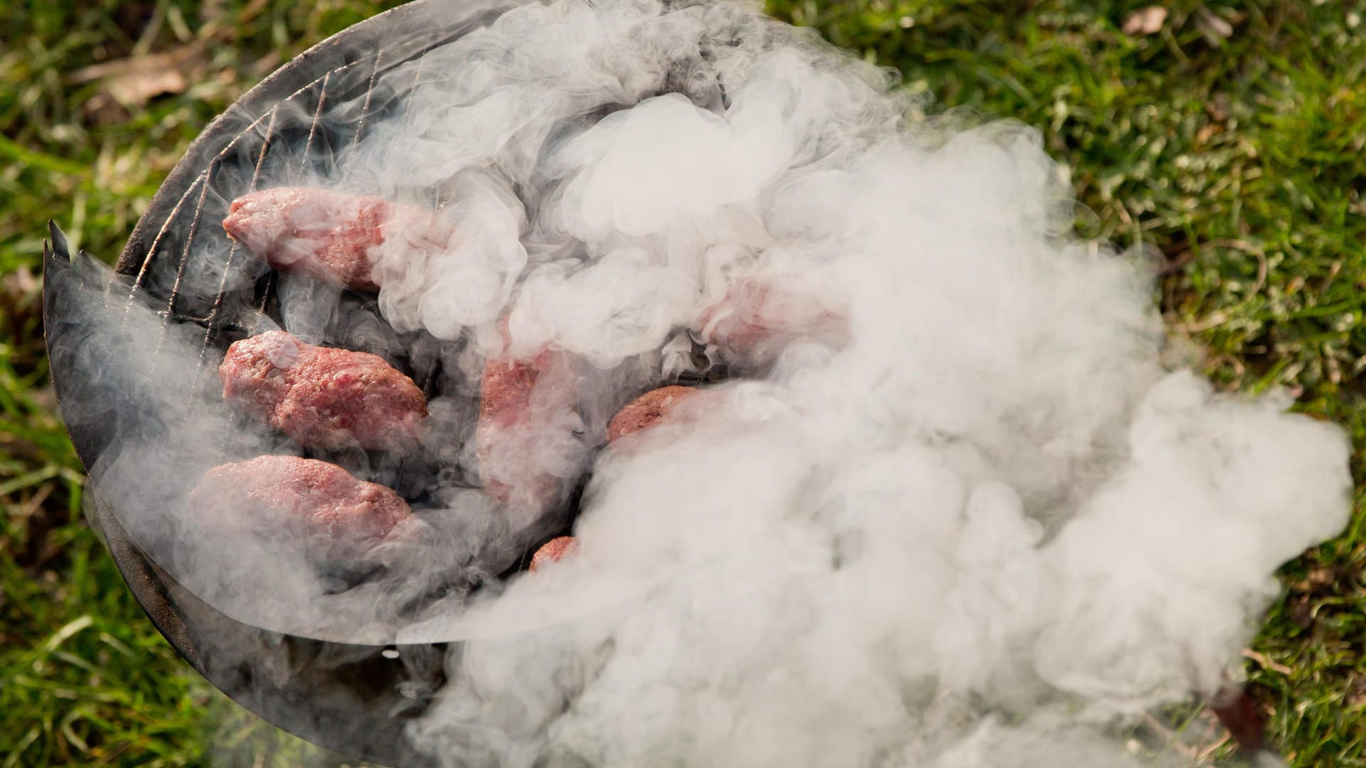 Qualmender Grill: Der Rauch kann Krebs und Atemwegserkrankungen begünstigen.