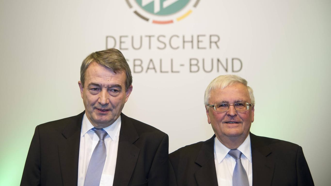 Wolfgang Niersbach (links, 2012 bis 2015) und Dr. Theo Zwanziger (2006 bis 2012) leiteten neun Jahre die Geschicke des Deutschen Fußball-Bundes.