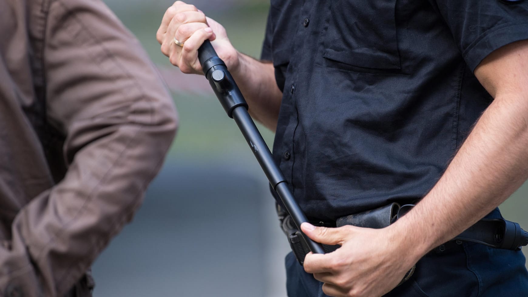 Ein Polizist hält einen Schlagstock: Nur sehr selten werden Polizisten wegen unnötiger Gewalt zur Verantwortung gezogen.