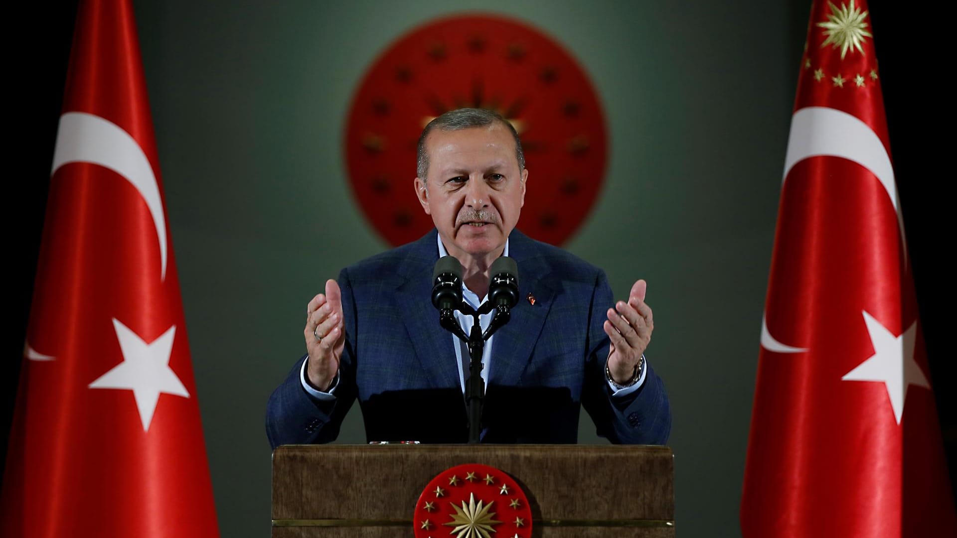 Der türkische Präsident Recep Tayyip Erdogan bei einer Rede im Präsidentenpalast: Viele Türken sehen in der schwachen Wirtschaft das größte Problem für ihr Land. Die Lira hat innerhalb von knapp zwei Monaten 18 Prozent ihres Wertes verloren. Der türkische Präsident Recep Tayyip Erdogan bei einer Rede im Präsidentenpalast: Viele Türken sehen in der schwachen Wirtschaft das größte Problem für ihr Land. Die Lira hat innerhalb von knapp zwei Monaten 18 Prozent ihres Wertes verloren.