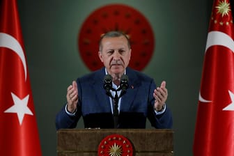 Der türkische Präsident Recep Tayyip Erdogan bei einer Rede im Präsidentenpalast: Viele Türken sehen in der schwachen Wirtschaft das größte Problem für ihr Land. Die Lira hat innerhalb von knapp zwei Monaten 18 Prozent ihres Wertes verloren.