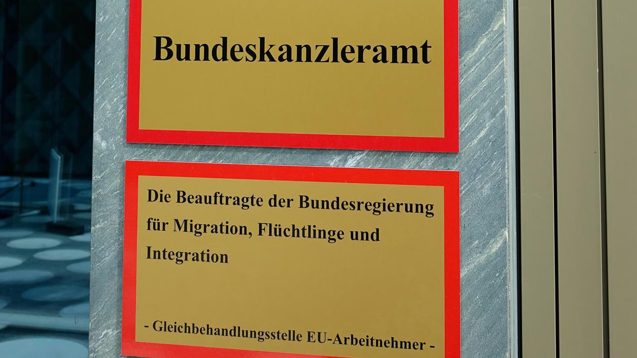 Schild in Berlin: Die Integrationsbeauftragte ist eine der bekanntesten Beauftragten – es gibt aber noch viele weitere.