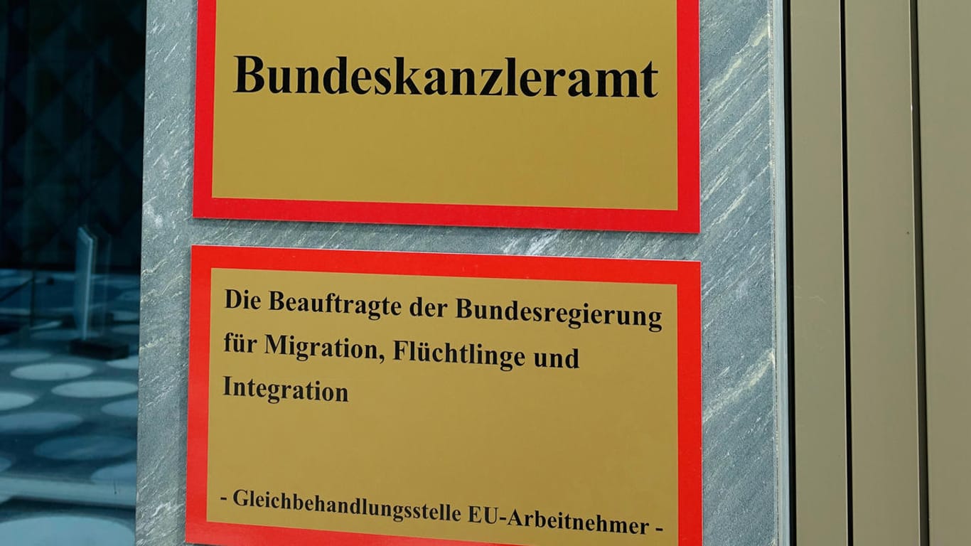 Schild in Berlin: Die Integrationsbeauftragte ist eine der bekanntesten Beauftragten – es gibt aber noch viele weitere.