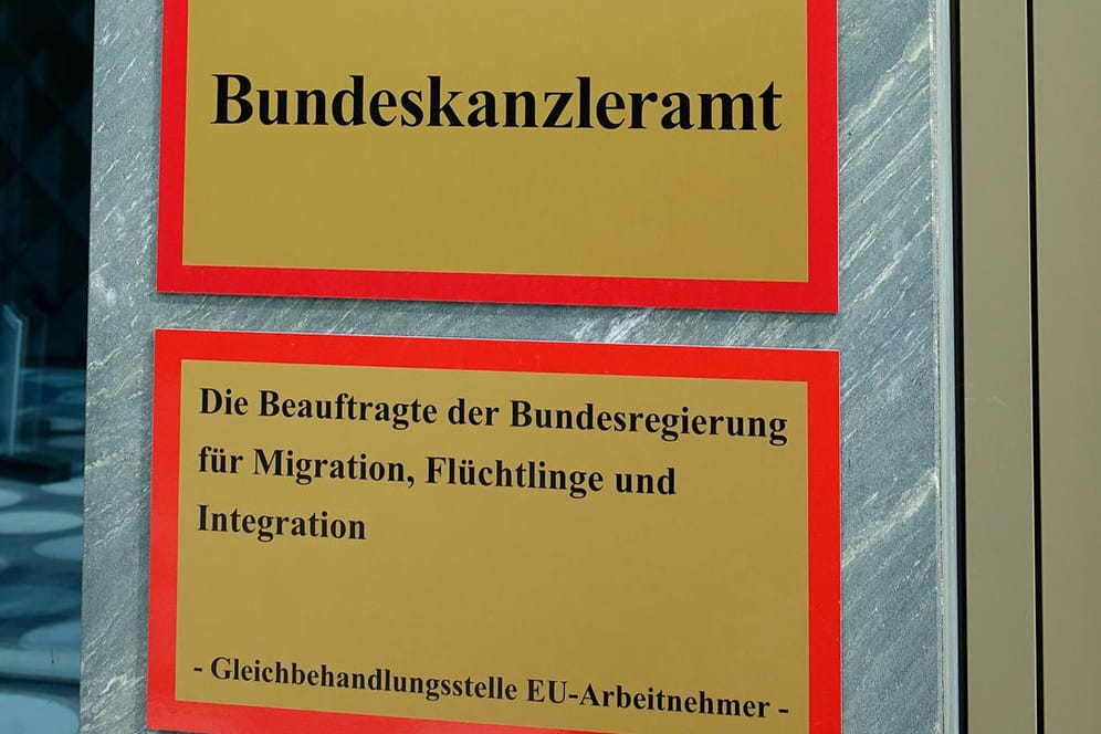 Schild in Berlin: Die Integrationsbeauftragte ist eine der bekanntesten Beauftragten – es gibt aber noch viele weitere.