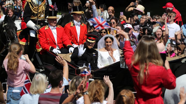Prinz Harry und Meghan Markle bei ihrer umjubelten Kutschfahrt nach der Hochzeit: Durch ihre Trauung könnte die Zustimmung zur britischen Monarchie noch einmal gestiegen sein.