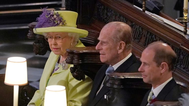 Königin Elisabeth II mit ihrem Mann Prinz Philip und Prinz Edward bei der Trauung in Windsor: Vor allem die Königin genießt bei den Briten weiter hohes Ansehen.