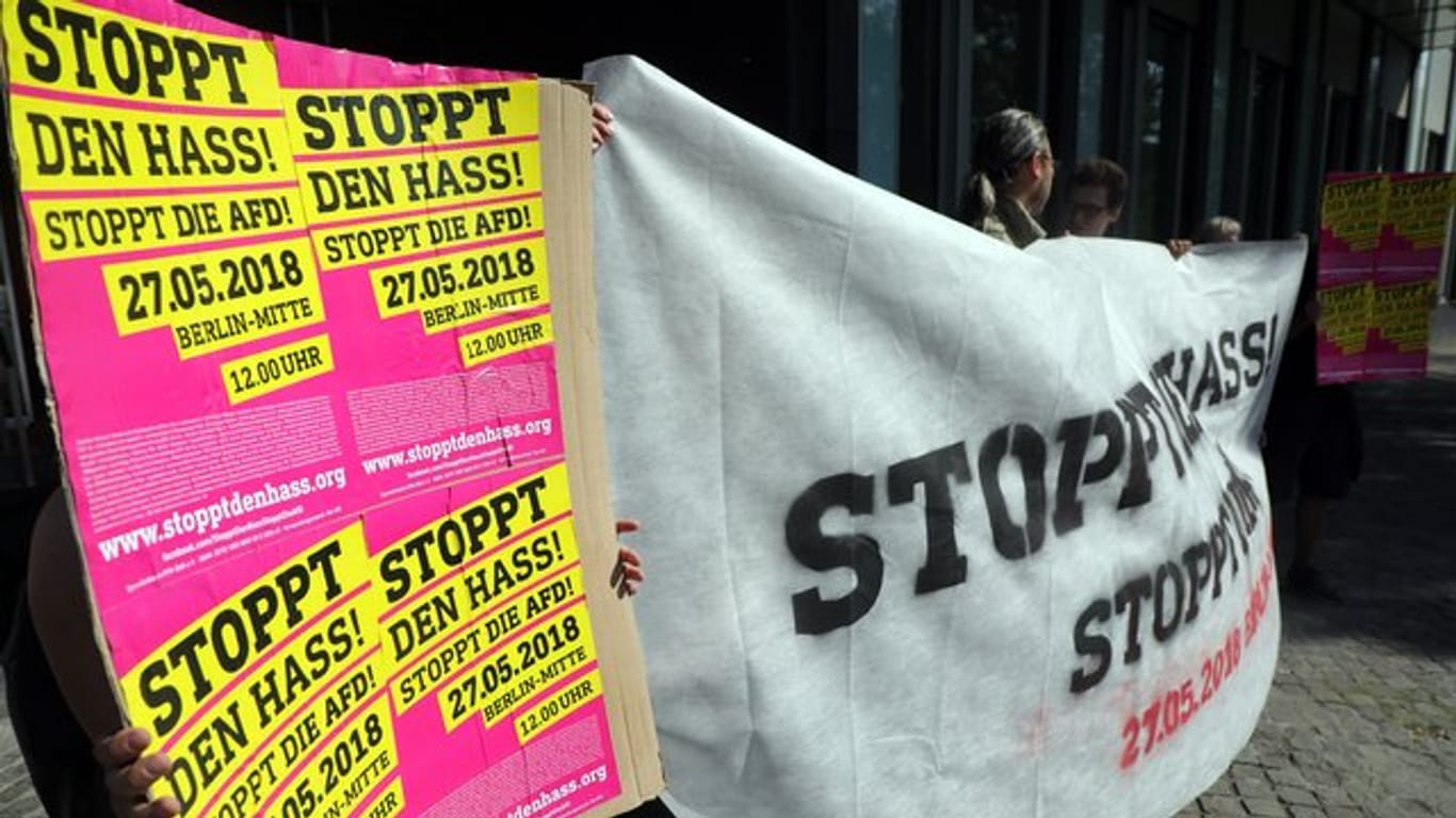 Verschiedene politische Gruppen demonstrieren in Berlin gegen die geplante Großdemonstration der AfD am kommenden Sonntag und rufen zu einer Gegendemonstration auf.