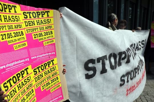 Verschiedene politische Gruppen demonstrieren in Berlin gegen die geplante Großdemonstration der AfD am kommenden Sonntag und rufen zu einer Gegendemonstration auf.