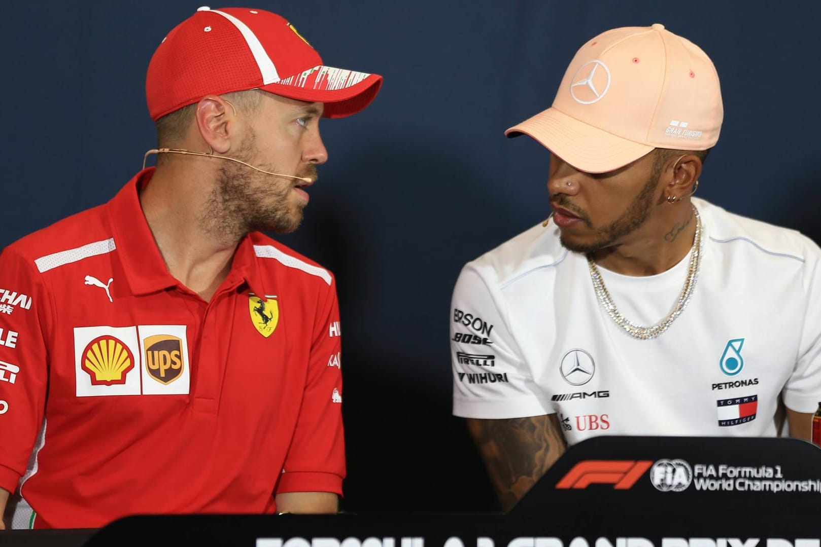 Große Konkurrenz: Sebastian Vettel (l.) liegt in der Formel-1-Fahrerwertung auf Platz zwei, 17 Punkte vor ihm rangiert Weltmeister Lewis Hamilton.