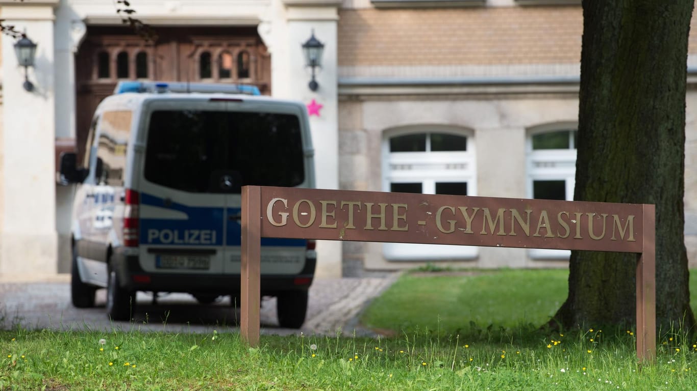 Ein Polizeifahrzeug steht vor dem Goethe-Gymnasium: Die Schule im sächsischen Auerbach war bedroht worden.