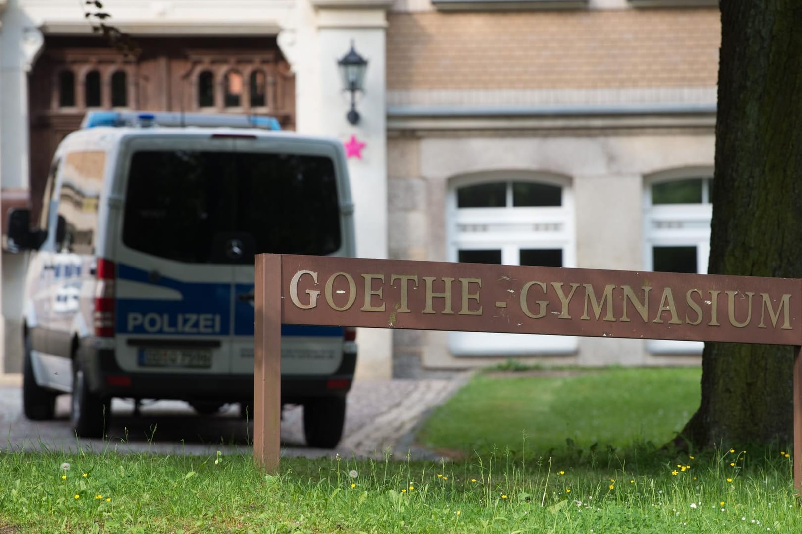 Ein Polizeifahrzeug steht vor dem Goethe-Gymnasium: Die Schule im sächsischen Auerbach war bedroht worden.