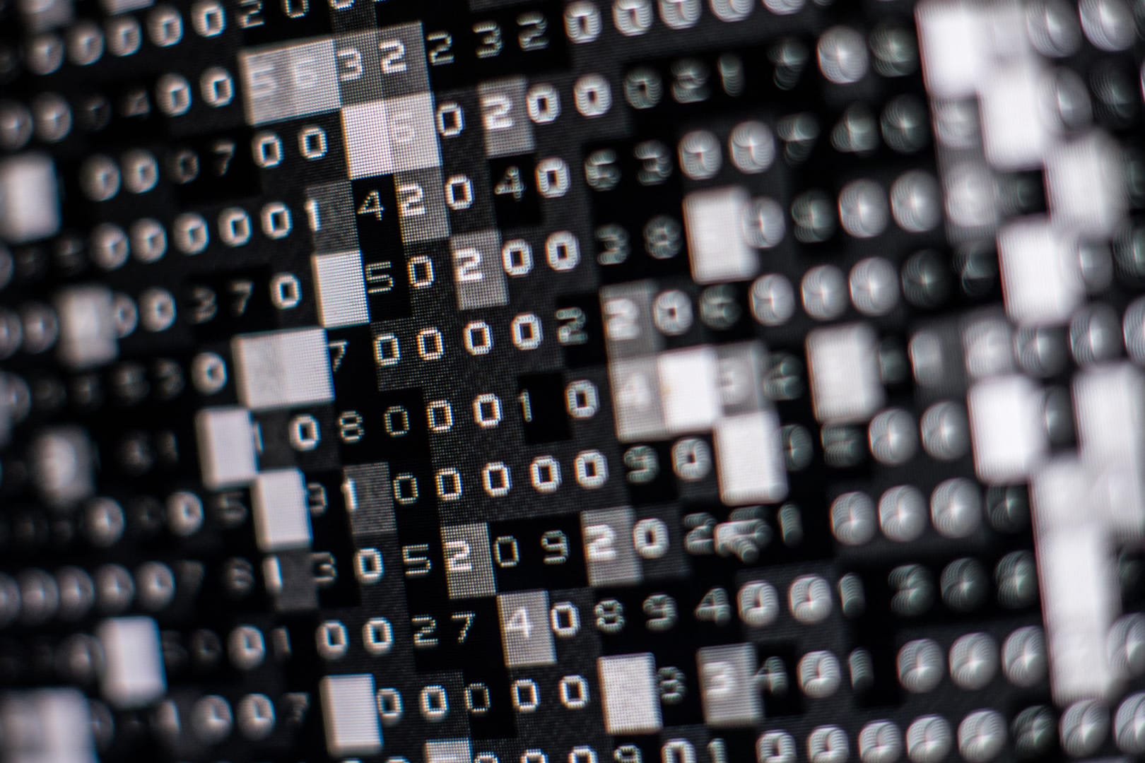 Hacker-Angriff: Eine fiktive Hackersoftware verschlüsselt in einer Maske auf dem Bildschirm die Festplatte (Symbolbild).