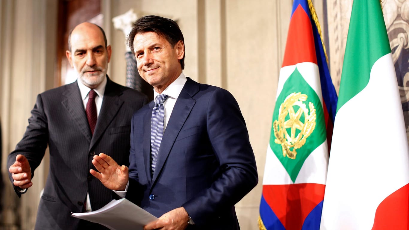 Giuseppe Conte (r.): Der italienische Staatspräsident Sergio Mattarella (l.) hat den Juristen mit der Regierungsbildung beauftragt.