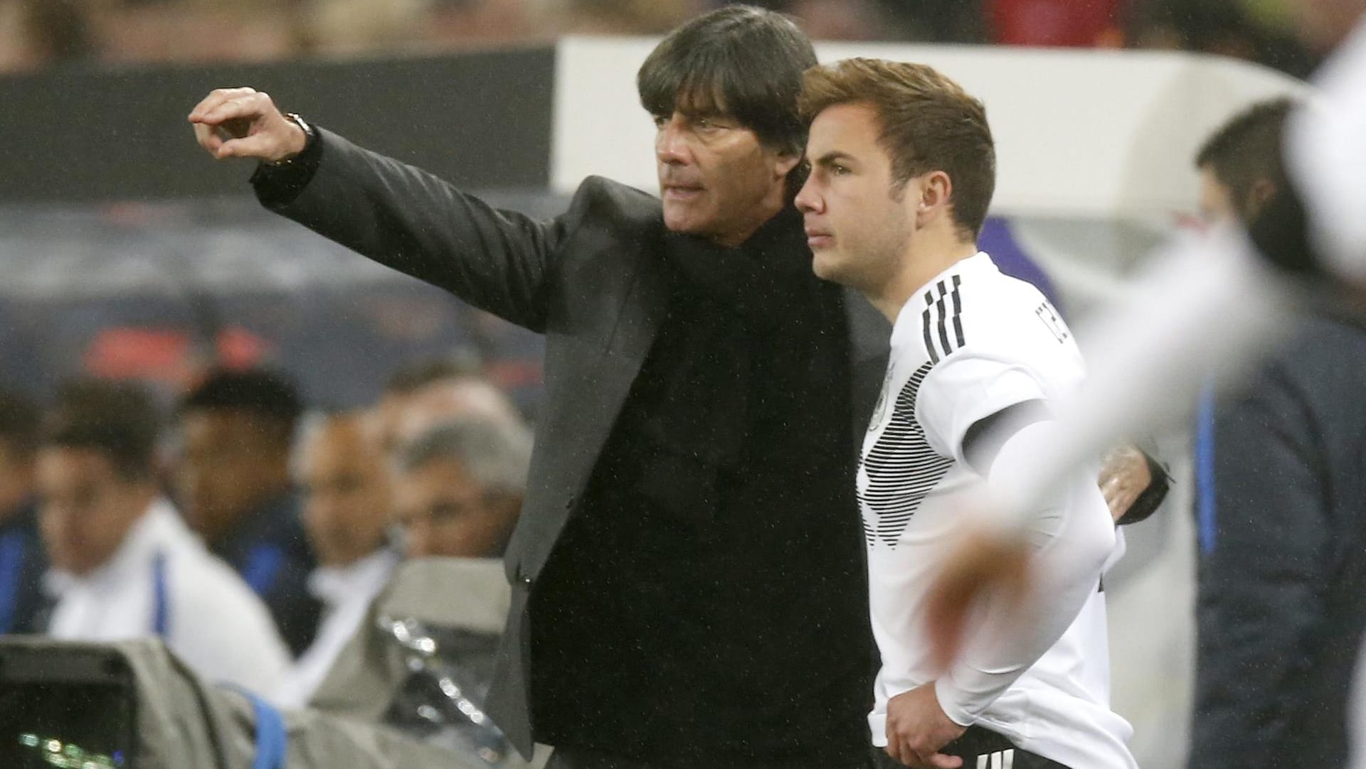 Löw und Götze beim bisher letzten Länderspiel des Angreifers am 17.11.2017 gegen Frankreich.