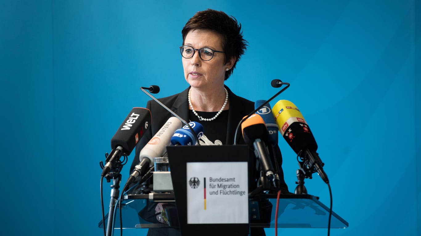 Bamf-Präsidentin Jutta Cordt bei einer Pressekonferenz zu den Vorgängen in Bremen: CSU-Politikerin Andrea Lindholz stellt die Zukunft der Behördenleiterin infrage.