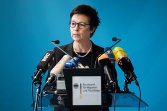 Bamf-Präsidentin Jutta Cordt bei einer Pressekonferenz zu den Vorgängen in Bremen: CSU-Politikerin Andrea Lindholz stellt die Zukunft der Behördenleiterin infrage.