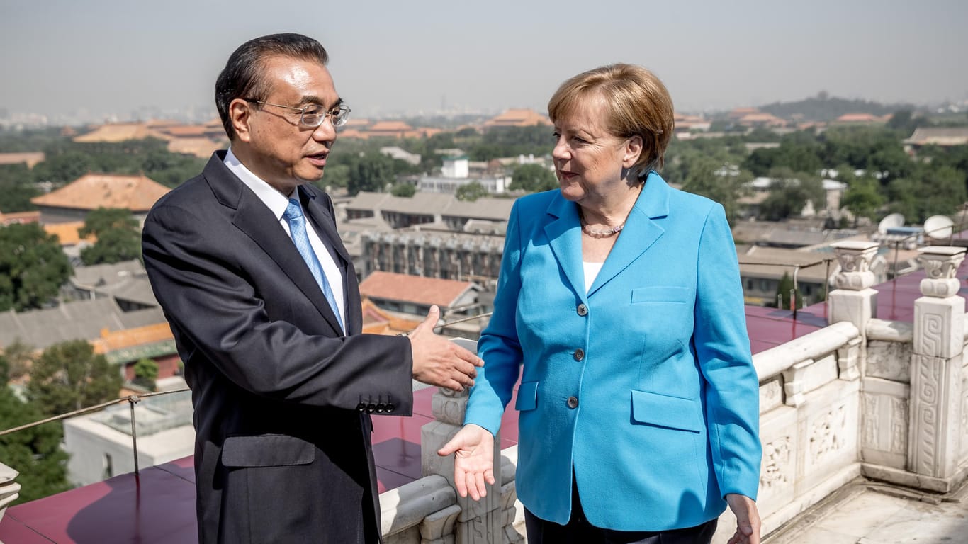 Bundeskanzlerin Angela Merkel spricht mit dem chinesischen Ministerpräsidenten Li Keqiang auf dem Balkon über der "Verbotenen Stadt".