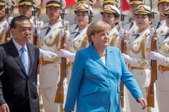 Merkel bei der Begrüßung mit Chinas Ministerpräsident Li Keqiang: In der Volkrsrepublik China spricht die Kanzlerin mit den Mächtigen des Ein-Parteien-Staats über Kooperation.