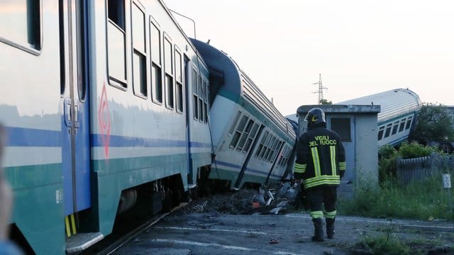 In der Nähe von Turin ist an einem Bahnübergang ein Regionalzug mit einem Sattelschlepper zusammengestoßen. In der Nähe von Turin ist an einem Bahnübergang ein Regionalzug mit einem Sattelschlepper zusammengestoßen.